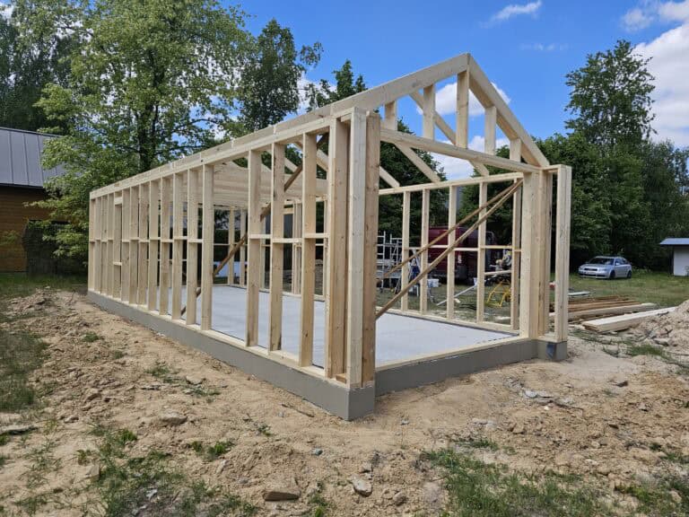 Drewniana konstrukcja na płycie fundamentowej