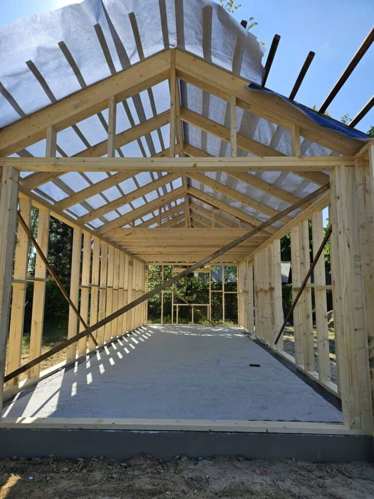 Płyta fundamentowa, a na niej drewniana konstrukcja szkieletowa domku