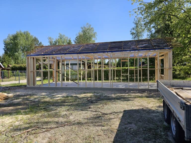 Drewniana konstrukcja szkieletowa na płycie fundamentowej