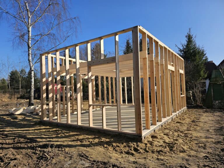 Drewniana konstrukcja szkieletowa domku na płycie fundamentowej
