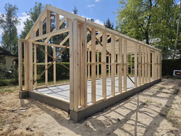 Drewniana konstrukcja szkieletowa domku na płycie fundamentowej