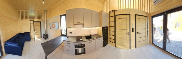 Panorama wnętrza mobilnego domku tiny house