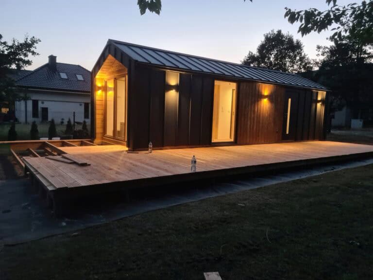 Mobilny domek tiny house z oświetleniem zewnętrznym
