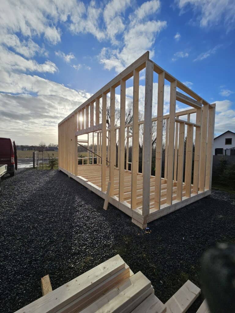 Drewniana konstrukcja mobilnego domku