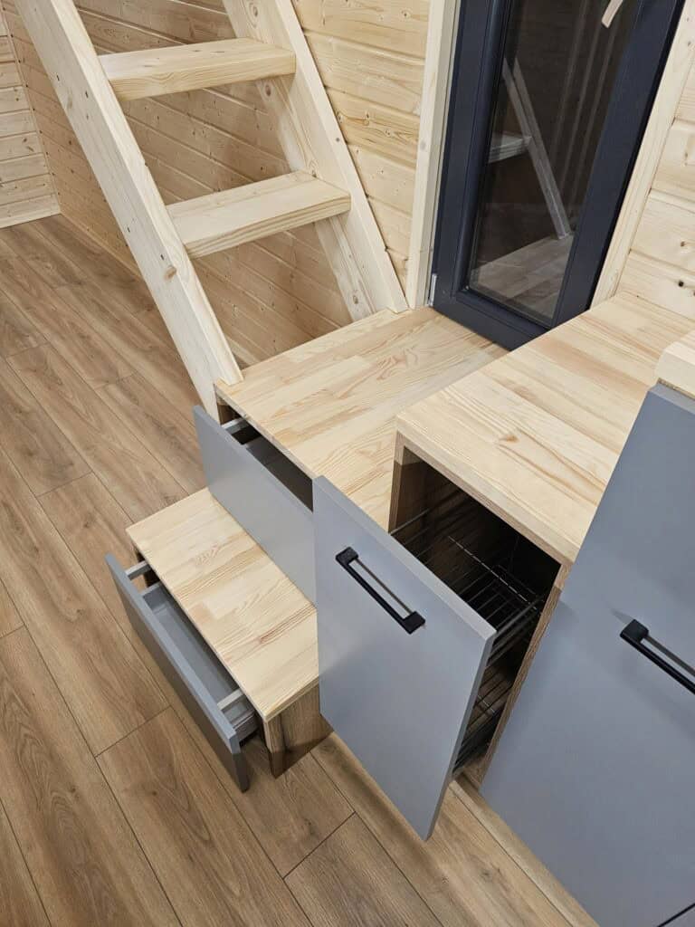 Szafki w mobilnym domku