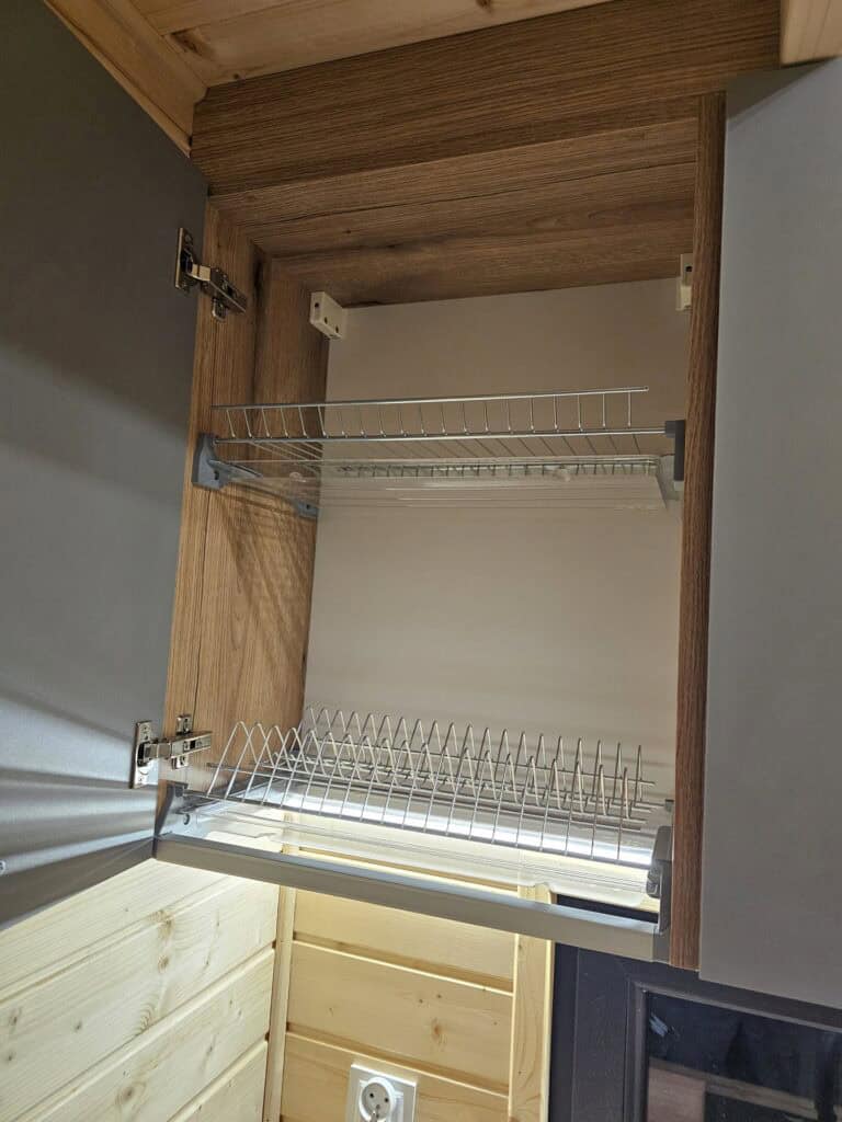 kuchnia w mobilnym domku -szafka na naczynia