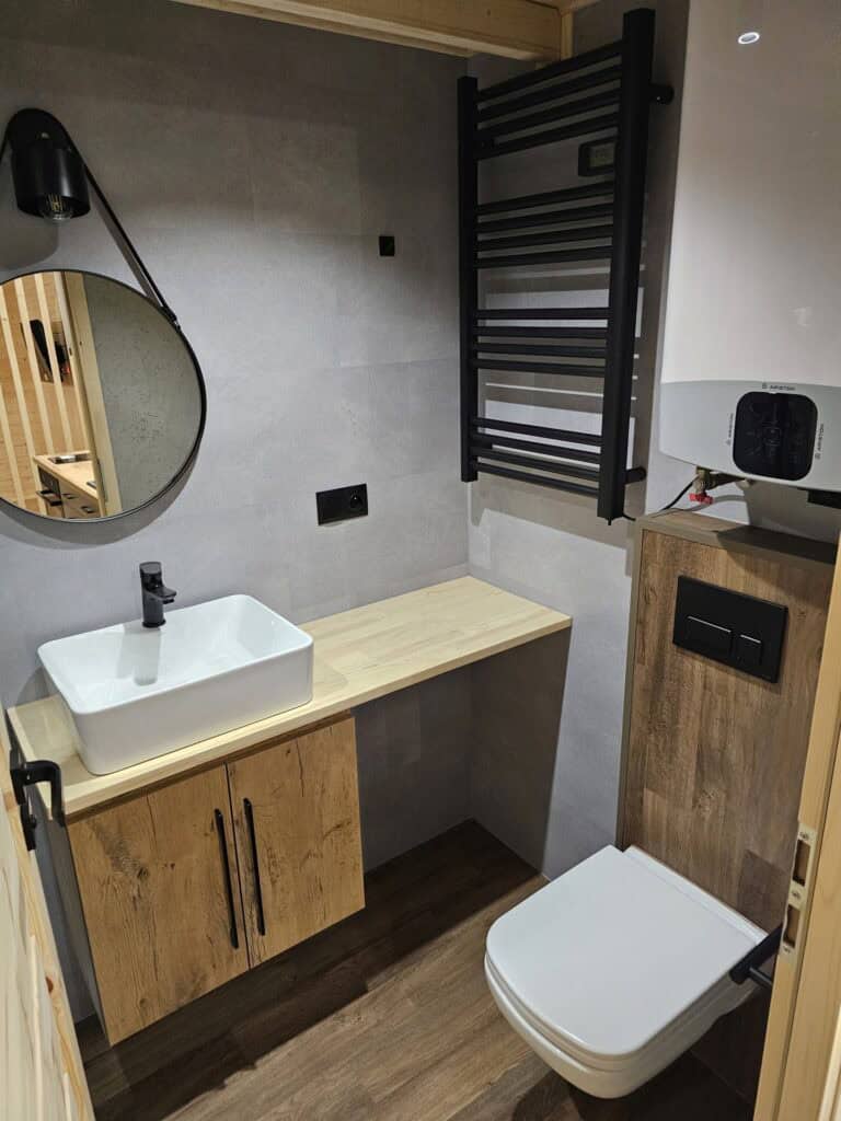 Łazienka z wc w domu mobilnym