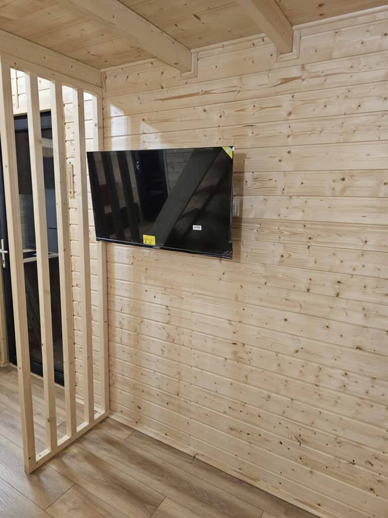 Telewizor w mini domu tiny house