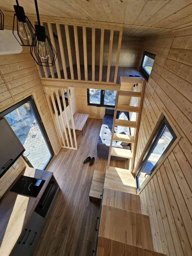 Ujęcie z góry wnętrza mobilnego domku typu tiny house