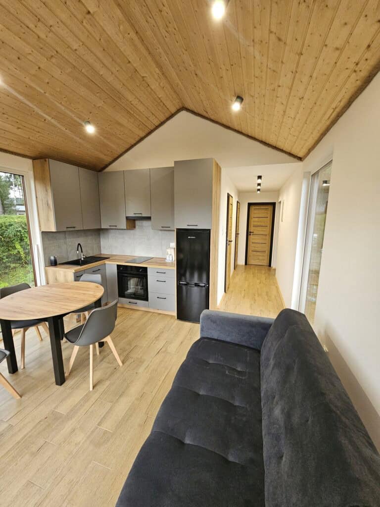 Salon w mobilnym domku tiny house