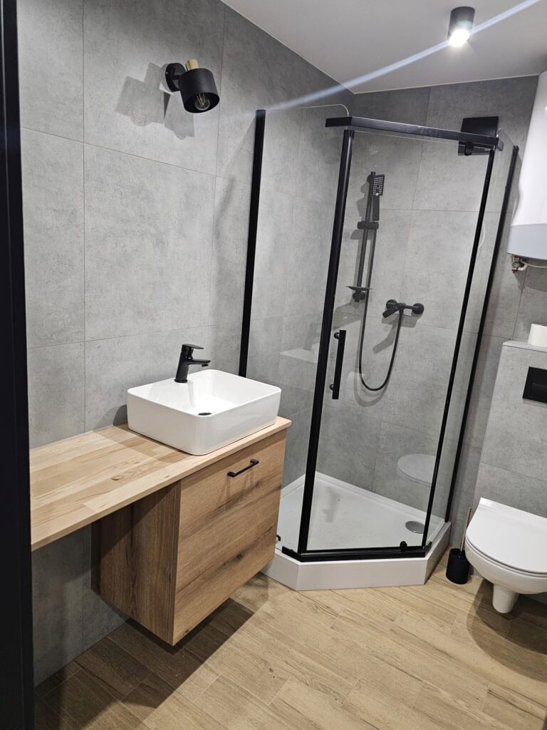 Łazienka z kabiną prysznicową i WC w Tiny House