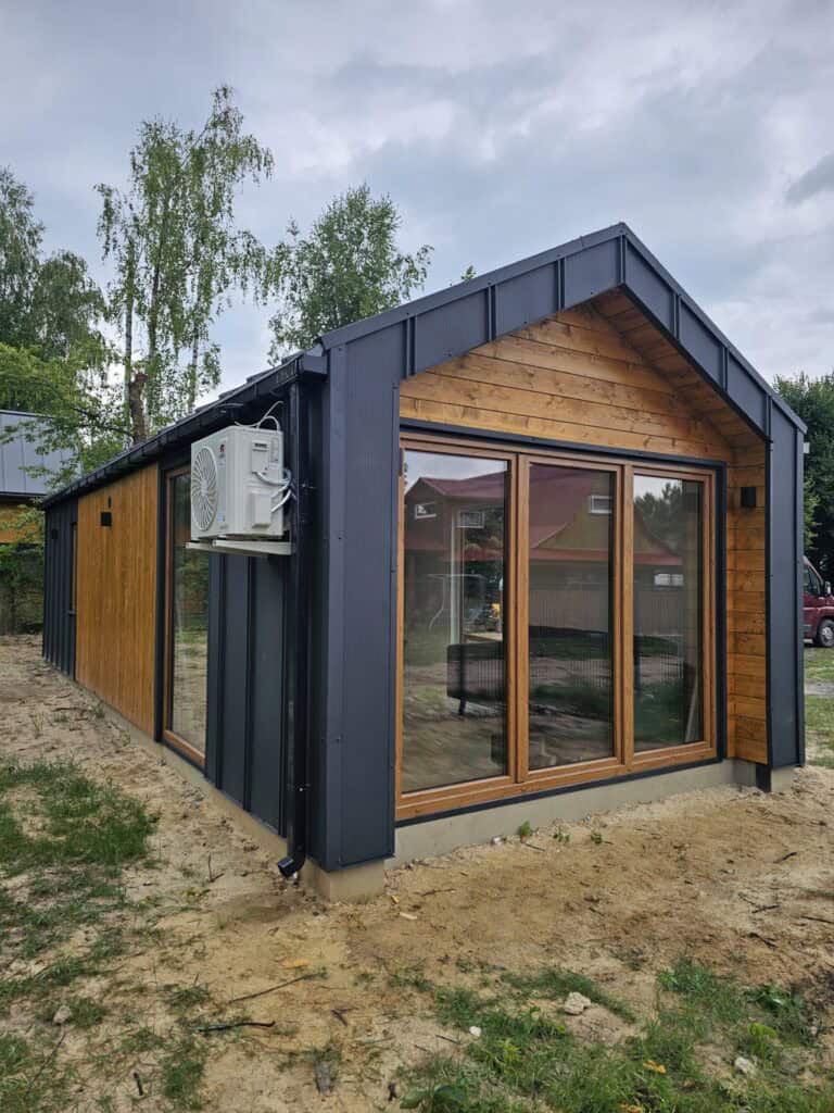 Mobilny domek szkieletowy tiny house na działce